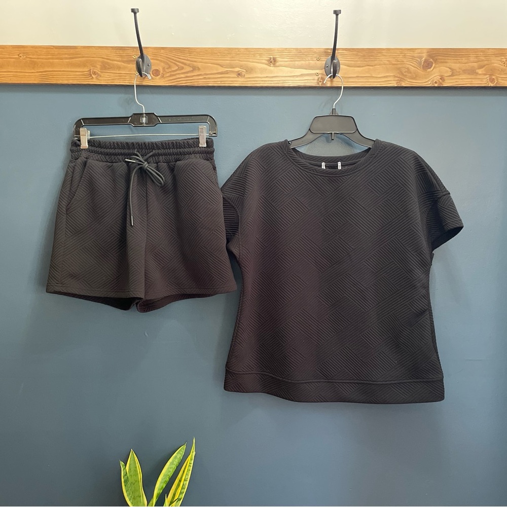 Women’s Short Sleeve Textured Tee in Black